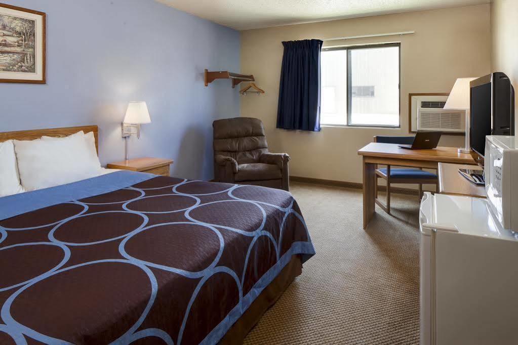 Super 8 By Wyndham Storm Lake Bagian luar foto