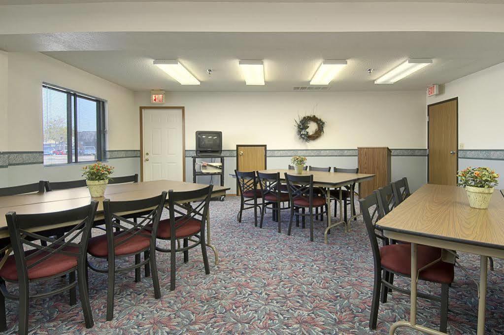 Super 8 By Wyndham Storm Lake Bagian luar foto